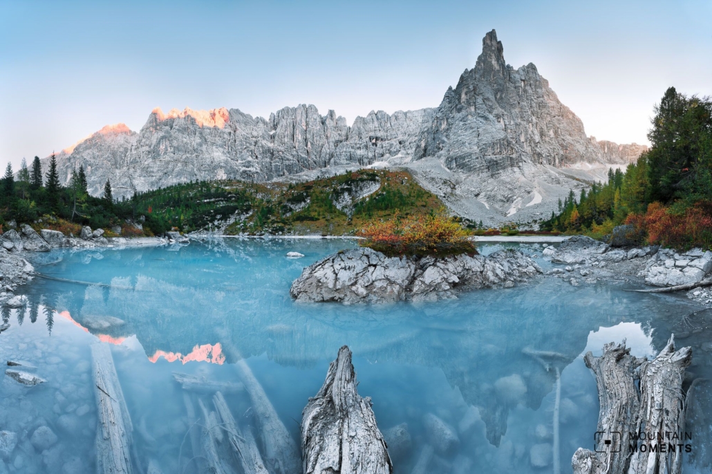 Lago di Sorapiss: Türkisblau-schimmernder Bergsee umrundet von steilen Felswänden